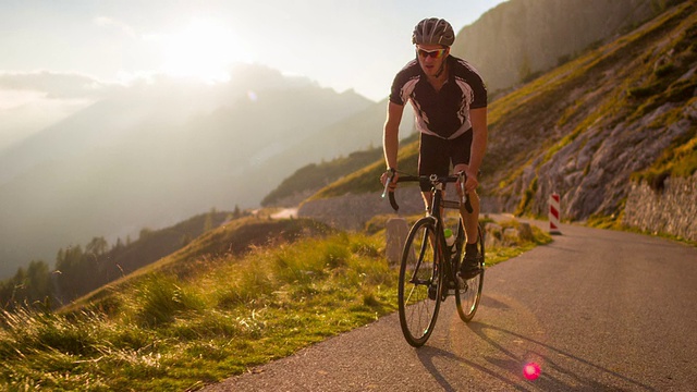 日落时分在山口上骑公路自行车视频下载