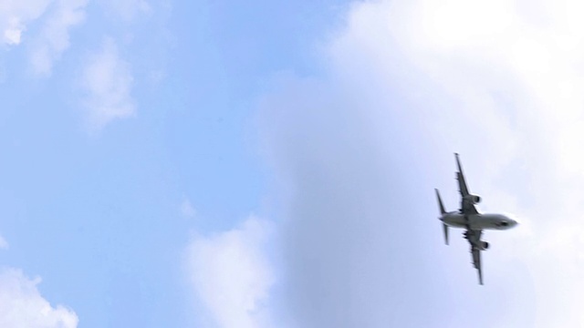 喷气式飞机从头顶飞过视频素材