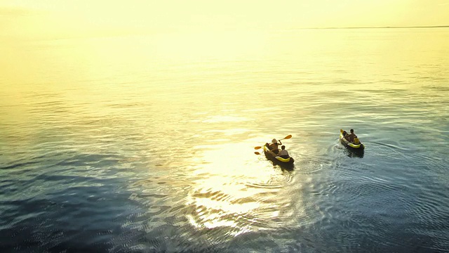 空中家庭海上皮划艇在日落视频素材