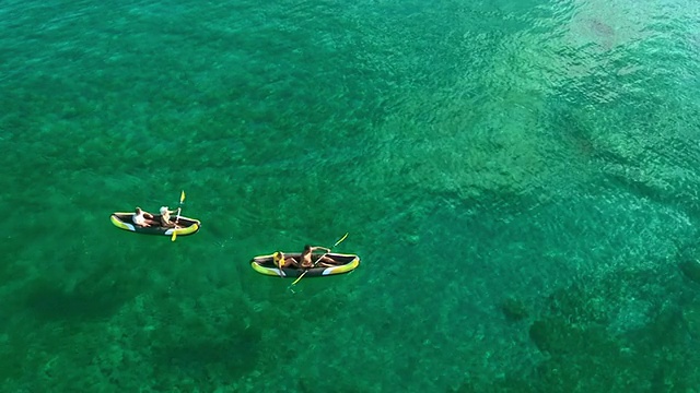 空中家庭在浅水皮划艇视频素材