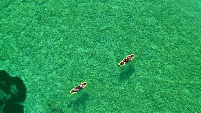 空中家庭海上皮划艇在热带海洋视频素材