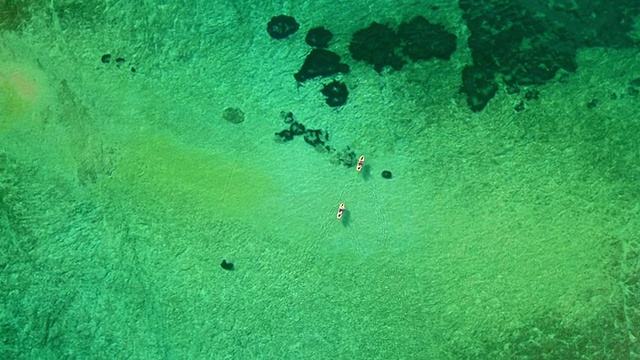 绿松石海上空中皮划艇视频素材