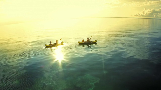 空中家庭在日落皮划艇视频素材