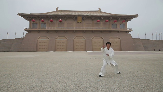 中国陕西西安，在中国建筑前，MS Man在练习中国传统武术视频下载