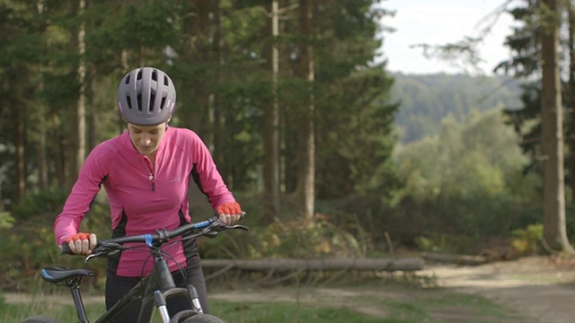 准备骑自行车的女人视频下载