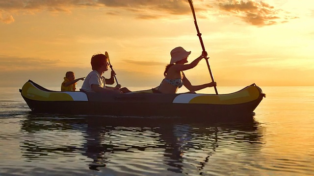 TS家庭在日落时玩皮划艇视频下载