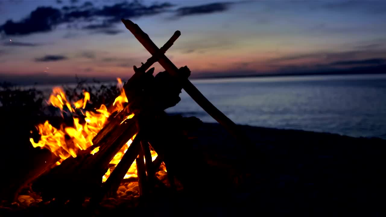 海滩上的篝火女士视频下载