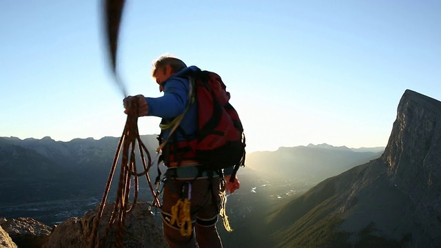 登山者走到悬崖边，望向日出视频素材