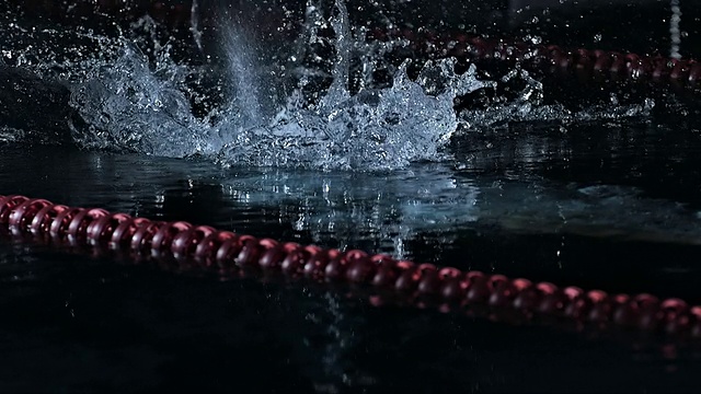 游泳运动员从起跑台上跳下来视频素材