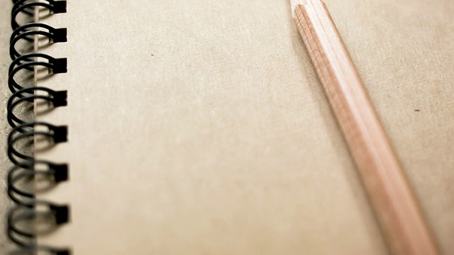 空白笔记本和木制铅笔视频下载