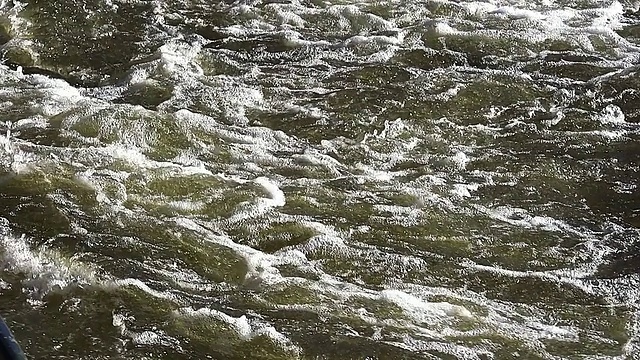 MS SLO MO在法国东部萨勒河的拦河坝上拍摄视频下载