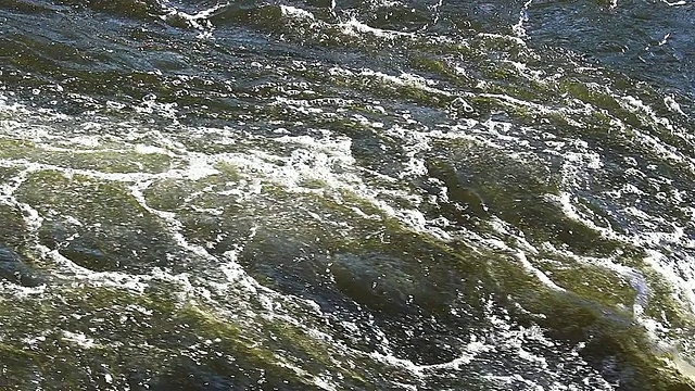 CU SLO MO在法国东部萨勒河上的拦河坝拍摄视频下载