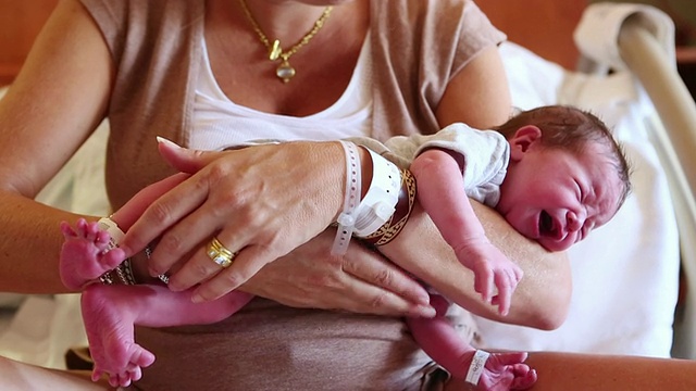MS拍摄的母亲打嗝她的新生儿/拉米，新墨西哥州，美国视频素材