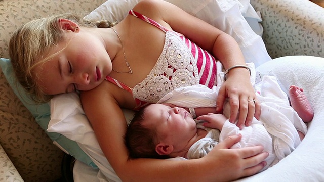 美国新墨西哥州，小女孩和刚出生的弟弟一起睡觉的照片视频下载