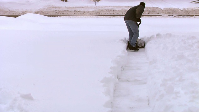 从人行道上铲雪的男人视频下载