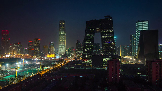 中国北京日落的时间流逝通过CCTV大楼与城市的宽视野视频素材
