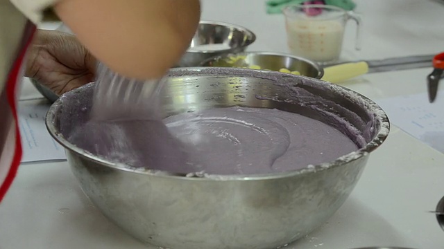 带着紫色的奶油视频素材