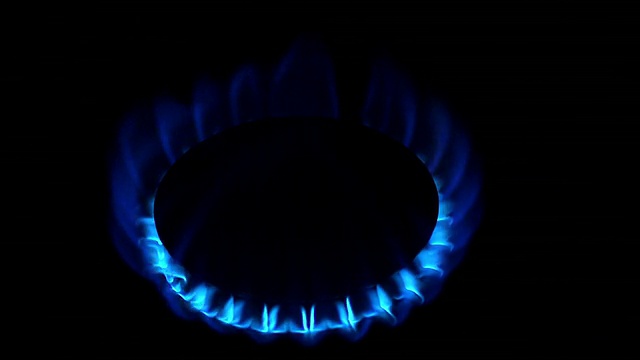 黑色背景下的煤气灶的蓝色火焰/卡尔瓦多斯，诺曼底，法国视频下载