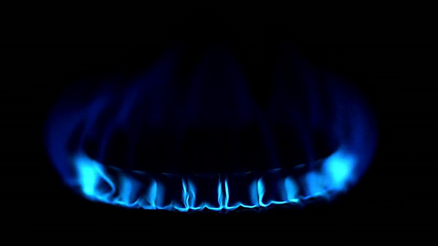 ECU拍摄的黑色背景下的煤气灶蓝色火焰/卡尔瓦多斯，诺曼底，法国视频下载