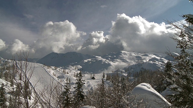 WS SLO MO覆盖山脉的雪云/ Bohinj, Triglav，斯洛文尼亚视频素材