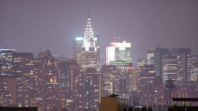 从威廉斯堡/纽约，美国，曼哈顿中城从夜晚到黎明的WS T/L视图视频素材