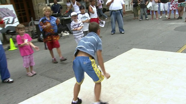 加拿大安大略省多伦多市街头艺人节上的小男孩跳霹雳舞视频下载
