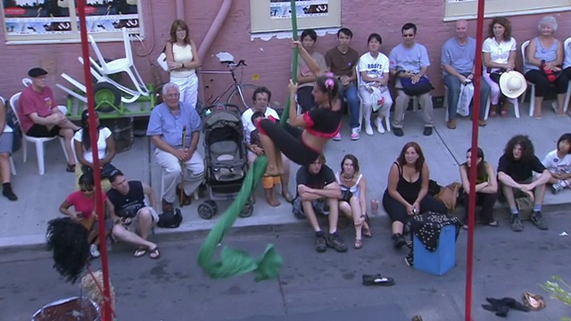 在加拿大安大略省多伦多市街头艺人节上，一名女子表演空中丝绸把戏视频素材