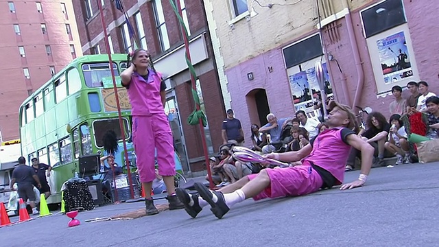 这是加拿大安大略省多伦多市街头艺人在俱乐部表演变戏法的照片视频素材