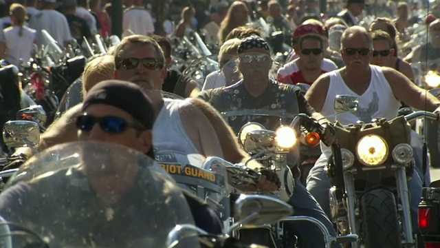 图为美国南达科塔州斯特吉斯摩托车拉力赛期间，几名摩托车手在主要街道上巡游视频素材