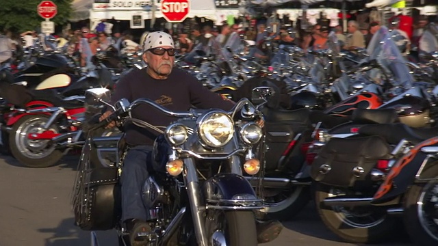 美国南达科塔州斯特吉斯摩托车拉力赛上戴着头巾骑摩托车的男子视频素材