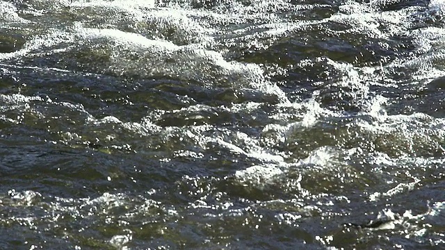 MS SLO MO拍摄sarre河上的拦河坝/ Sarrebourg Lorraine，法国视频下载