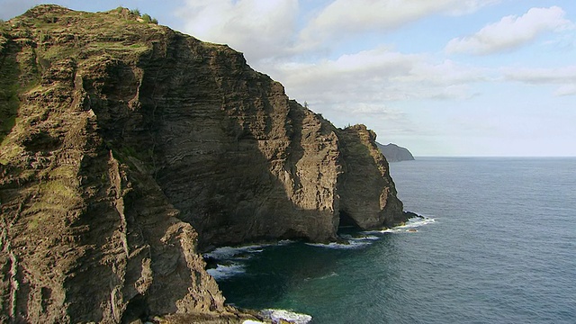 美国夏威夷考艾岛纳帕利海岸的巨大岩石上方的WS鸟瞰图视频下载