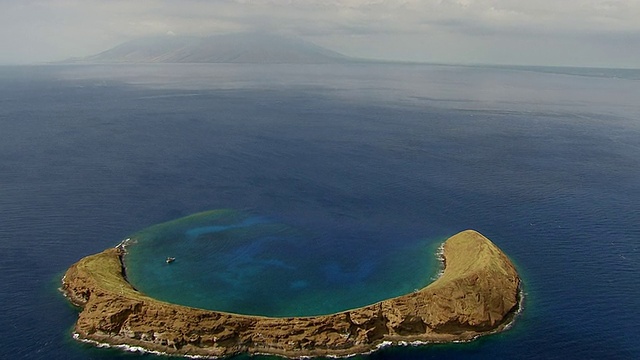 美国夏威夷毛伊岛附近的Alalakeiki海峡的莫洛基尼火山上空的WS鸟瞰图视频下载