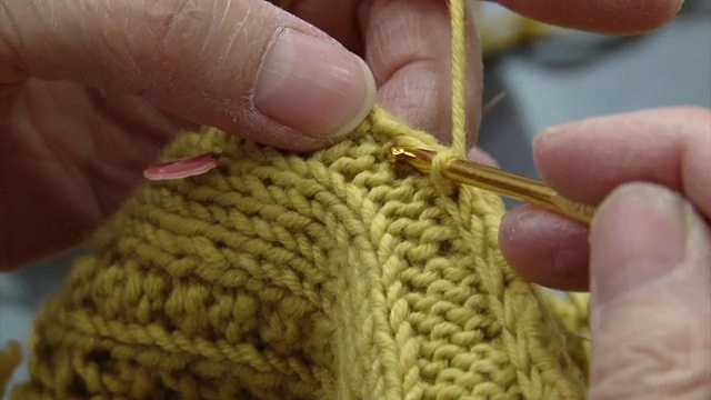 用黄色羊毛编织的观点视频下载