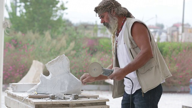 雕塑家正在用手工工具创作雕塑视频素材