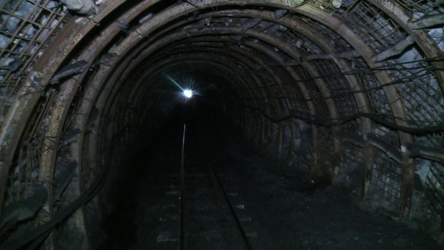 去煤矿的地下隧道了视频下载