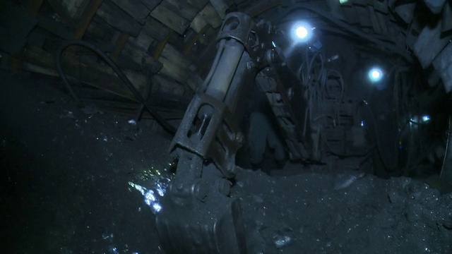 挖掘机在地下隧道中采矿视频下载