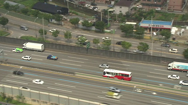 鸟瞰首尔市高速公路上的快速巴士视频素材