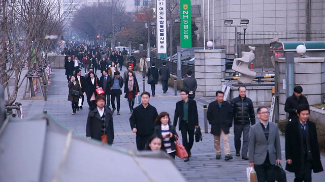 在Yeouido商业区附近散步的人的观点视频素材