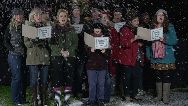 一群圣诞颂歌歌手，在雪中歌唱视频下载
