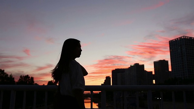 一个女孩伴着城市的晚霞视频素材