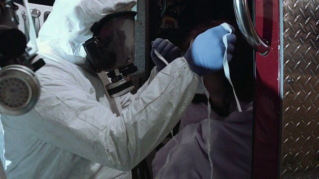 医护人员帮助埃博拉患者视频下载