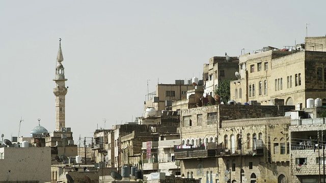 城市天际线与清真寺和房屋/盐城，约旦视频下载