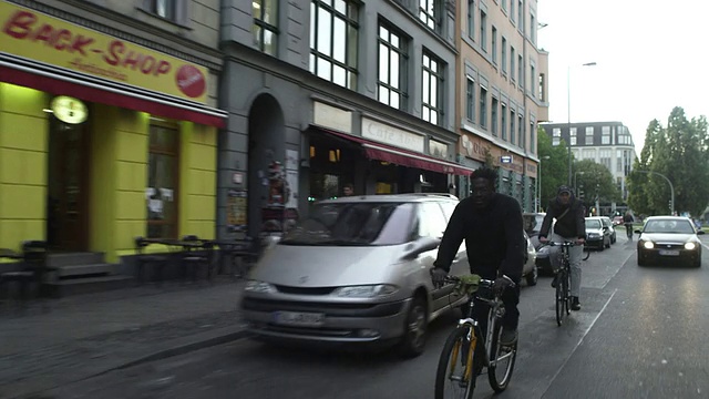在德国柏林，马路上行驶的汽车和步行的人和骑自行车的人视频素材