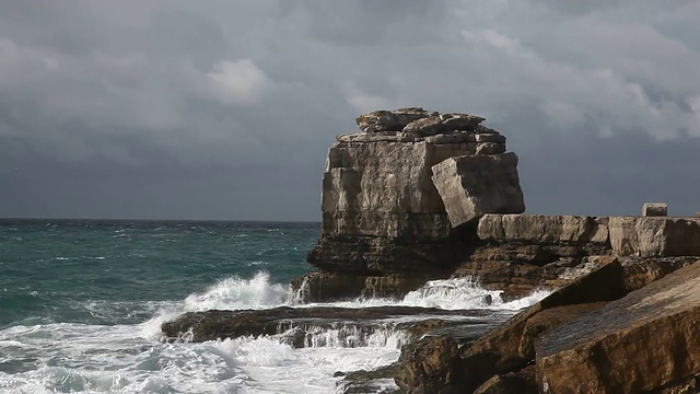 在恶劣的天气里，海浪拍打着岩石视频素材