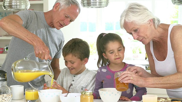 祖父母和孙子在厨房做早餐视频素材