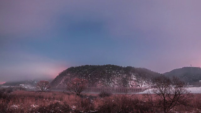 在冬季，湿雾在东阳岗河上移动视频下载