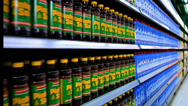 多莉拍摄的超市货架上摆满了五颜六色的清洁用品视频下载