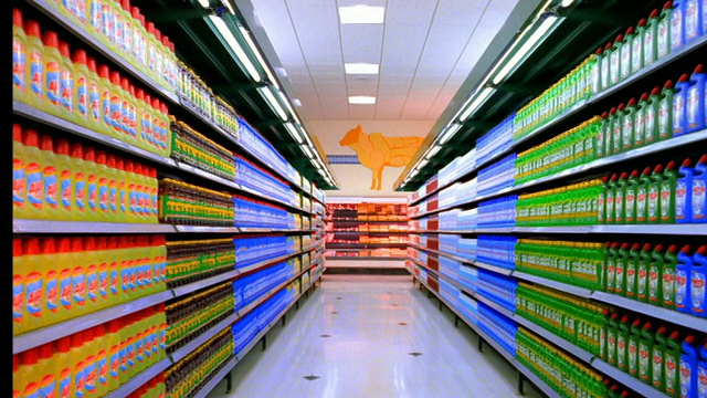 步行的超市货架上摆满了五颜六色的清洁用品视频下载