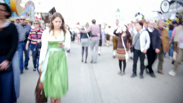 在啤酒节的露天广场上散步的游客视频素材